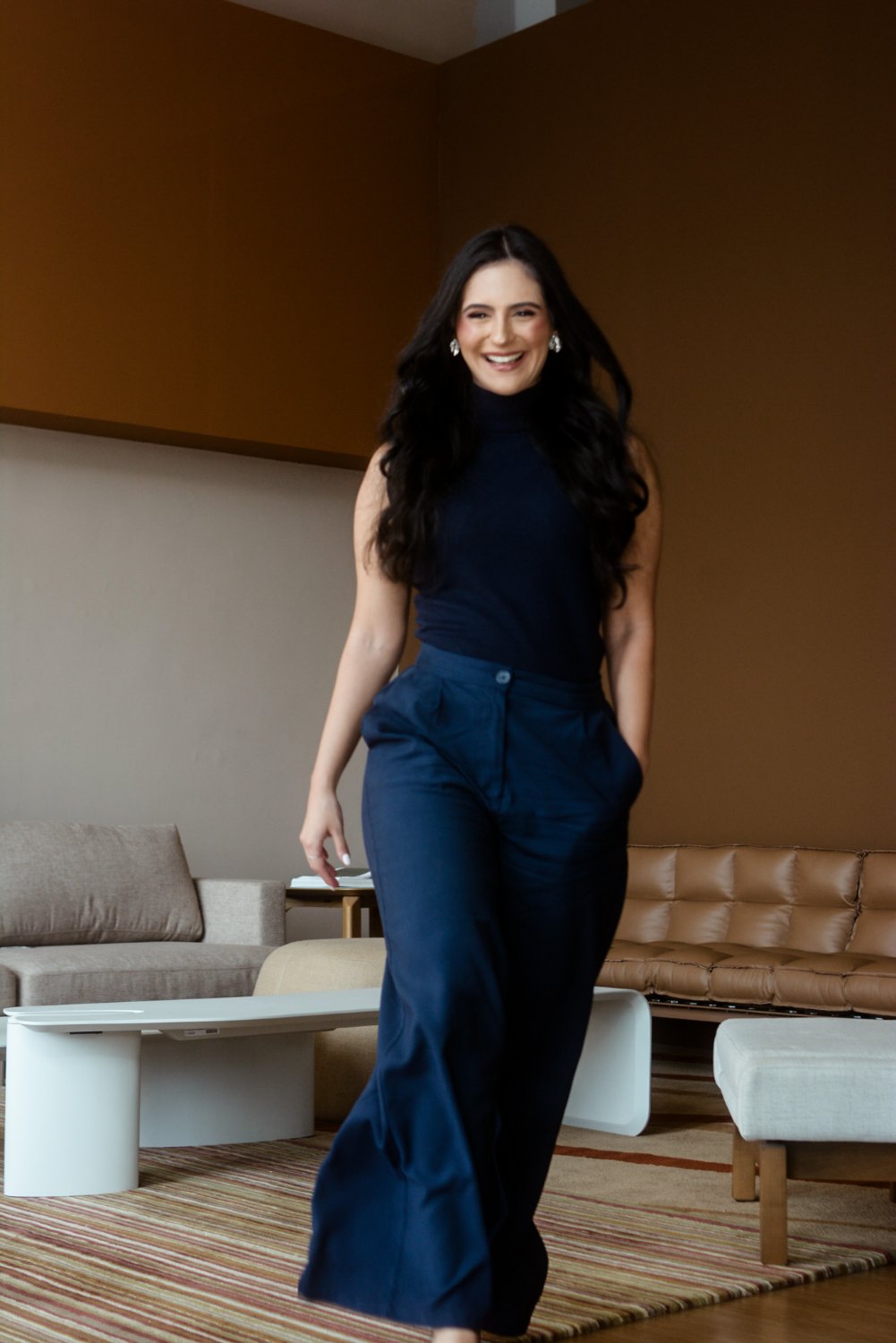 Ellen Jansen, arquiteta, sorrindo em um ambiente residencial de alto padrão
